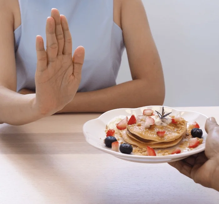 Turning down a plate of pancakes, the appetite-steadiness idea behind MomBurn gummies